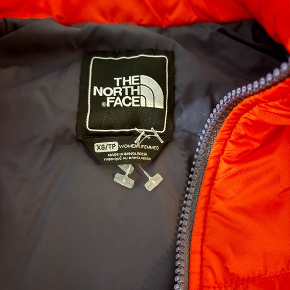 The North Face Women's Bright Red Puffer Jacket - Picture 7 of 8